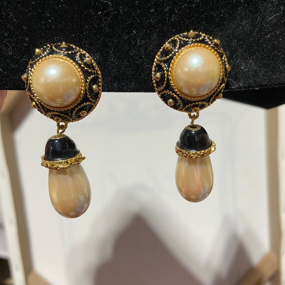 Vintage Hollywood Regency Gold Tone Faux Pearl Black Enamel Teardrop Earrings